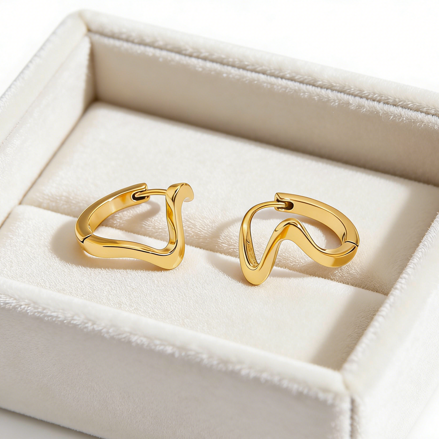 Guldfärgade vågformade örhängen