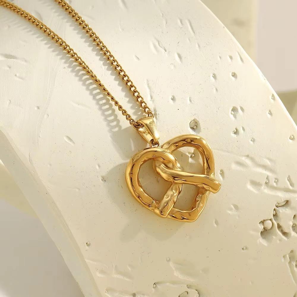 Guldfärgat halsband med tvinnat hjärta