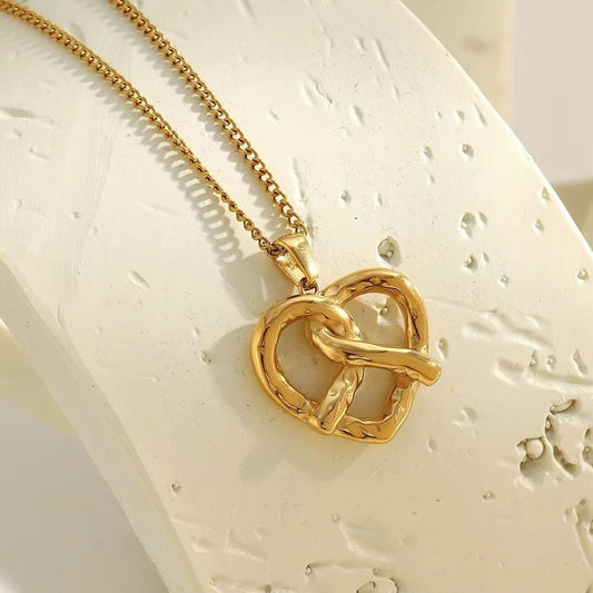 Guldfärgat halsband med tvinnat hjärta