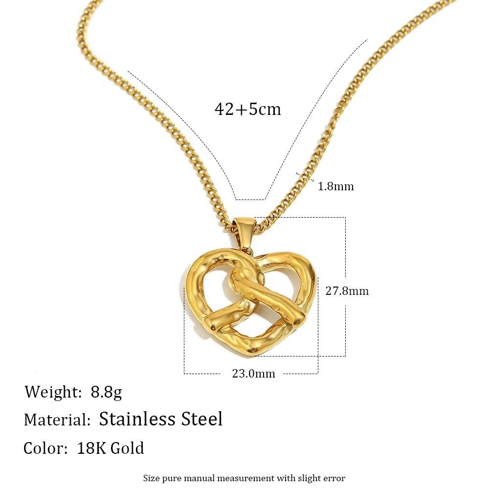 Guldfärgat halsband med tvinnat hjärta